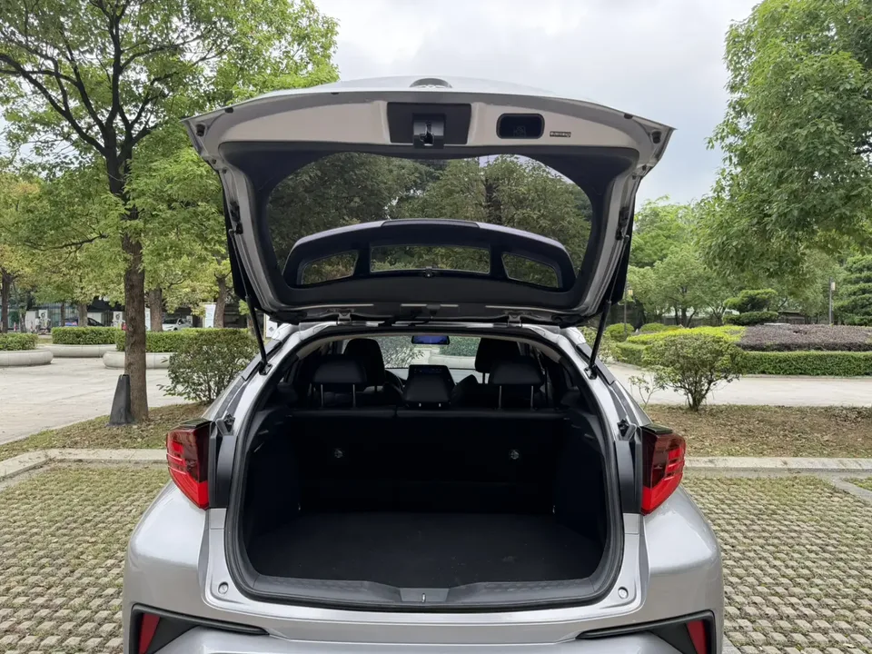 Toyota C-HR Hybrid 2.0L Yichi Edition 2022 — миниатюра 5