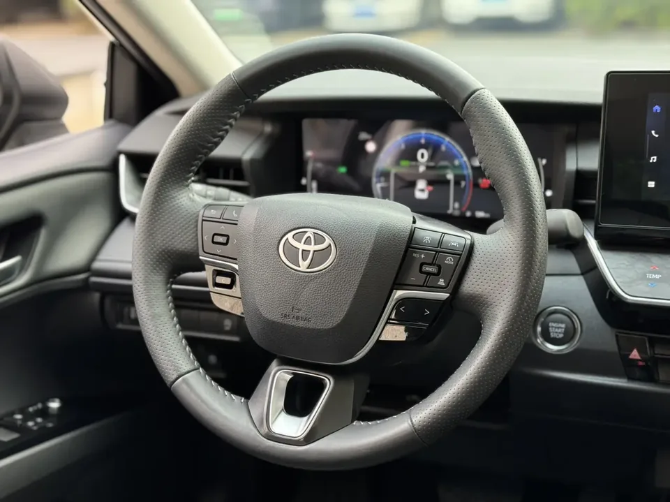 Toyota Camry 2.0GVP Deluxe Edition 2024 — миниатюра 3