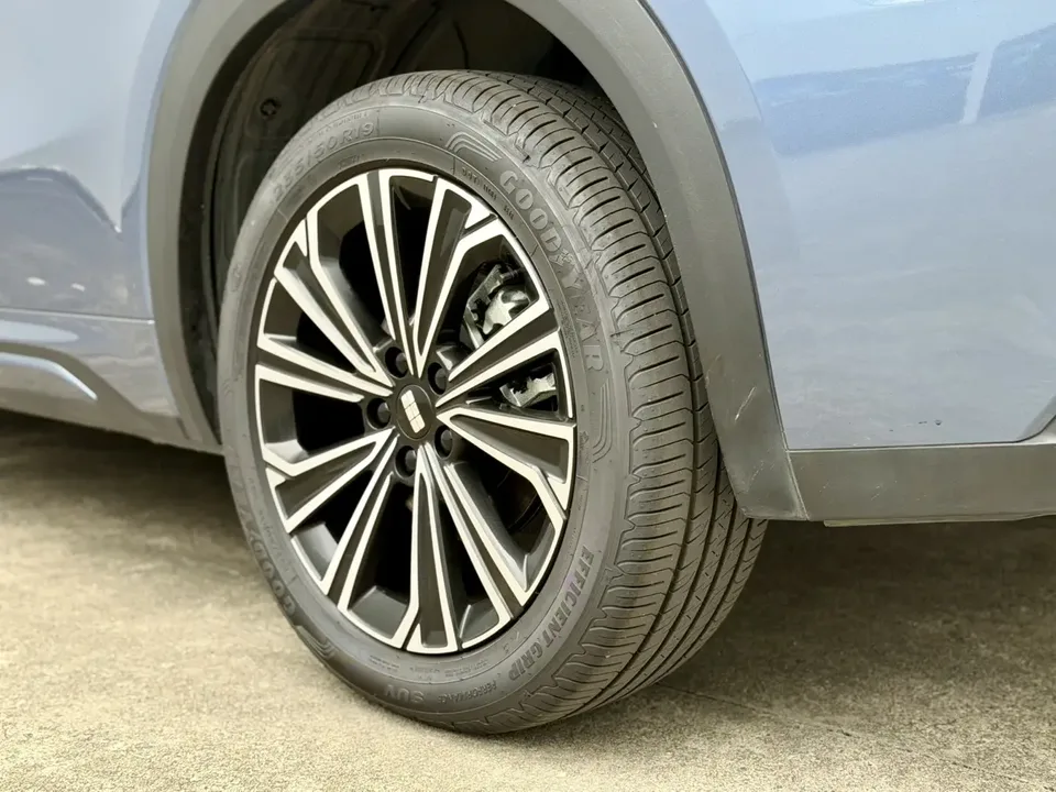 Geely Galaxy Starship 7 EM-i Galaxy Starship 7 EM-i 2025 120KM Pilot Edition 2025 — миниатюра 4