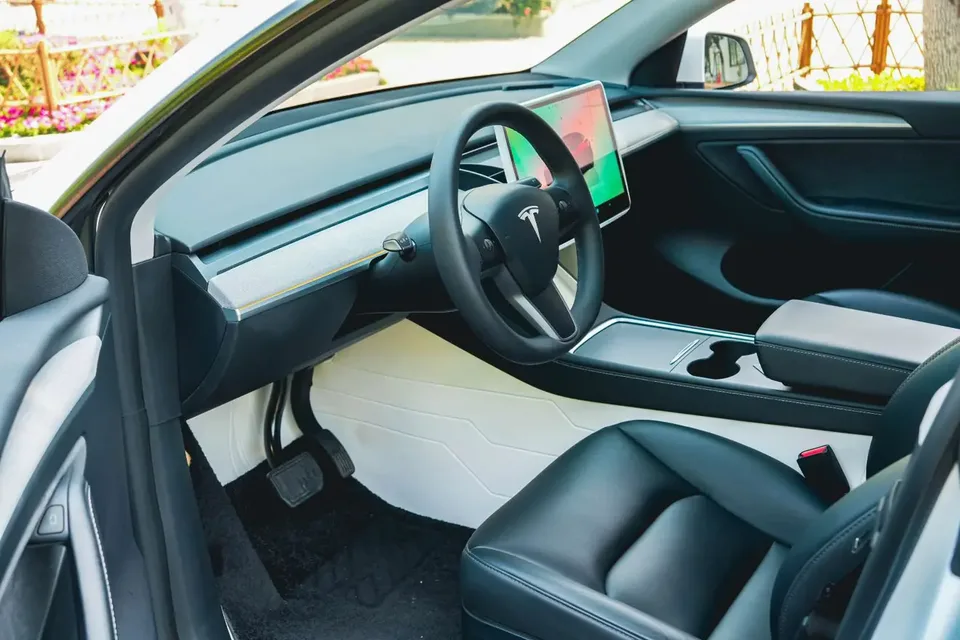 Tesla Model Y rear-wheel drive version 2024 — миниатюра 4