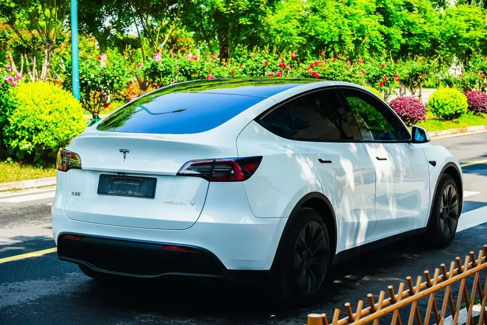 Tesla Model Y rear-wheel drive version 2024 — миниатюра 5