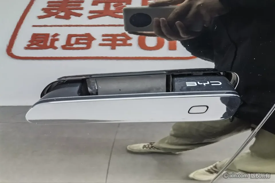 BYD Seal 07DM DM-i 125KM Luxury Model 2025 — миниатюра 3