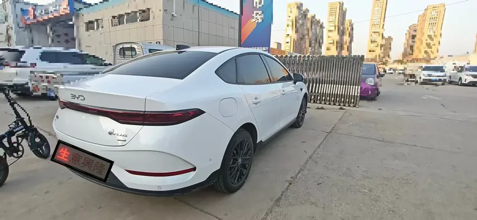 BYD Qin PLUS EV Smart Driving Edition 420KM Leading Edition 2025 — миниатюра 2