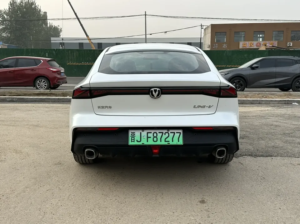 Changan UNI-V iDD 113km Smart Fun Edition 2024 — миниатюра 2