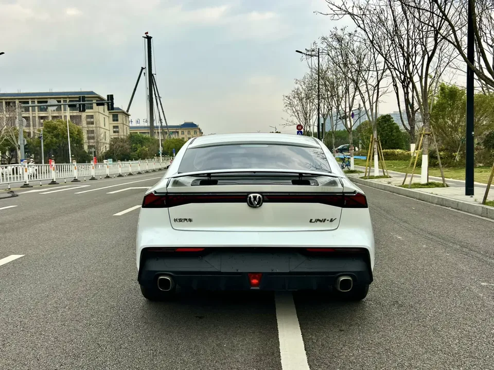 Changan UNI-V 1.5T Smart Pilot Edition 2022 — миниатюра 2