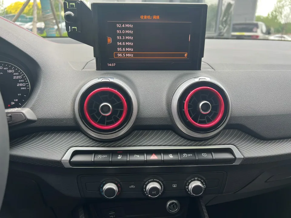 Audi Q2L Audi Q2L 2024 35 TFSI aggressive and dynamic model 2024 — миниатюра 2