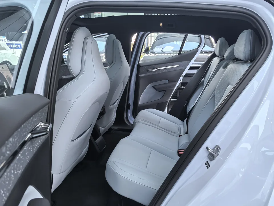 Volvo EX30 Volvo EX30 2025 rear-wheel drive long-range version Ultra 2025 — миниатюра 4