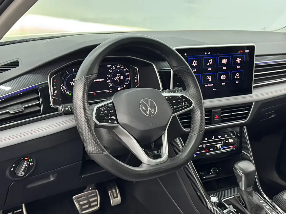 Volkswagen Tiguan L facelift 330TSI two-wheel drive R-Line flagship version 2023 — миниатюра 3