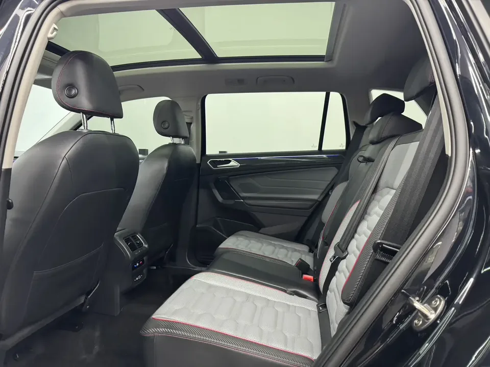 Volkswagen Tiguan L facelift 330TSI two-wheel drive R-Line flagship version 2023 — миниатюра 4