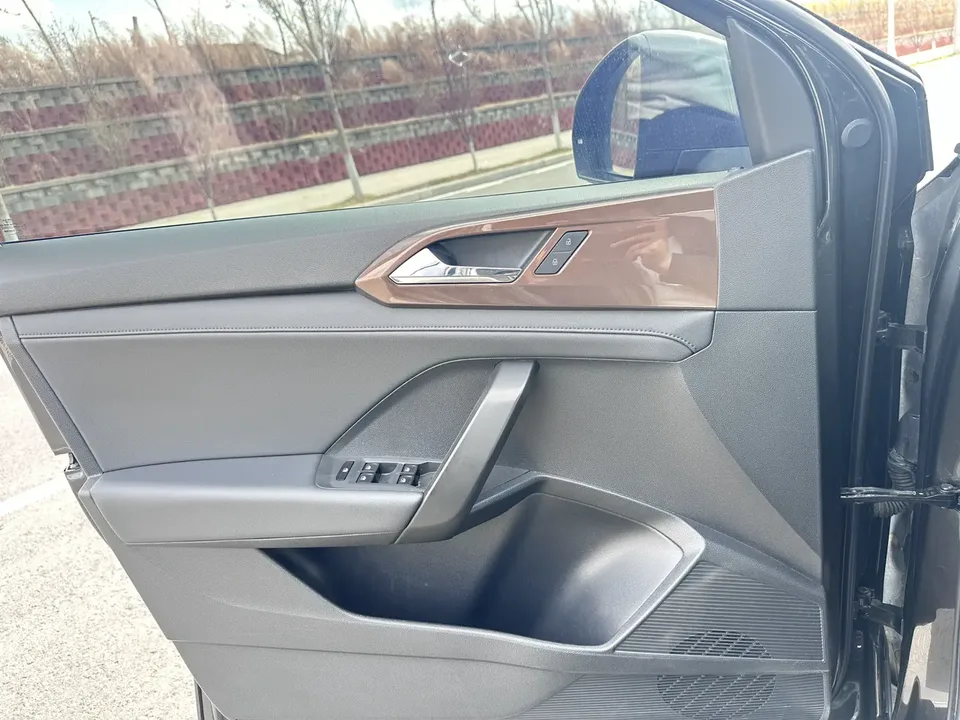 Volkswagen Tharu 2021 Tuyue 280TSI 2WD Luxury Edition PLUS 2022 — миниатюра 3