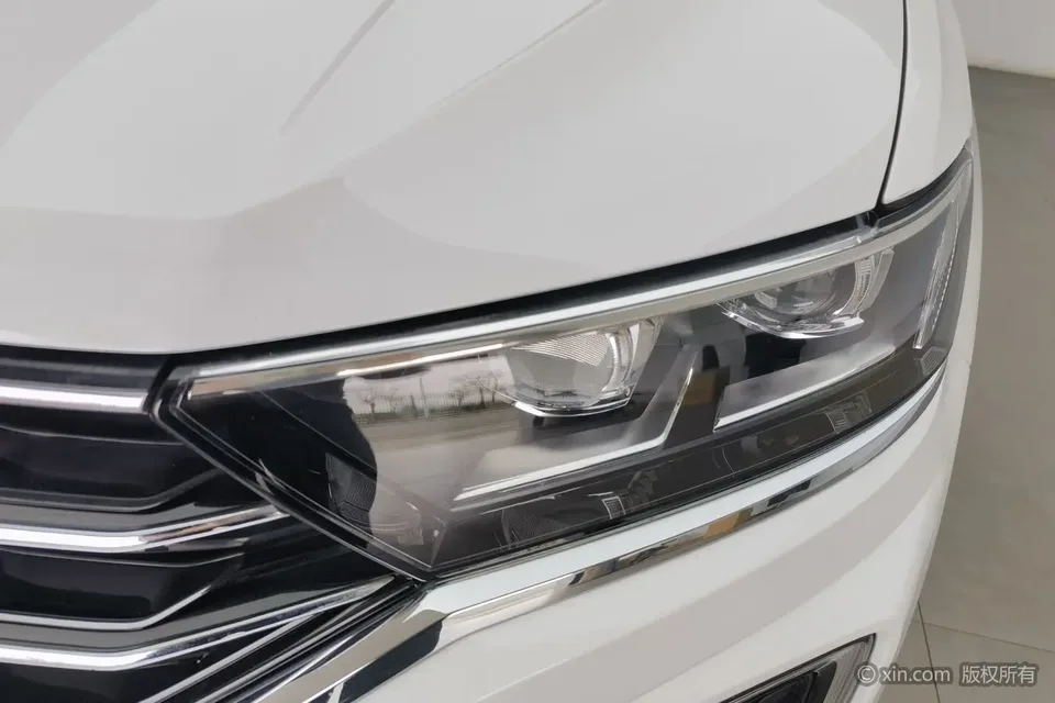 Volkswagen T-Roc Tange 280TSI DSG Two-Wheel Drive Comfort Smart Connected Edition 2022 — миниатюра 2