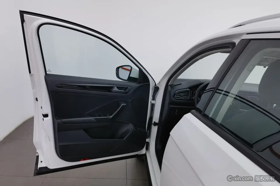 Volkswagen T-Roc Tange 280TSI DSG Two-Wheel Drive Comfort Smart Connected Edition 2022 — миниатюра 5