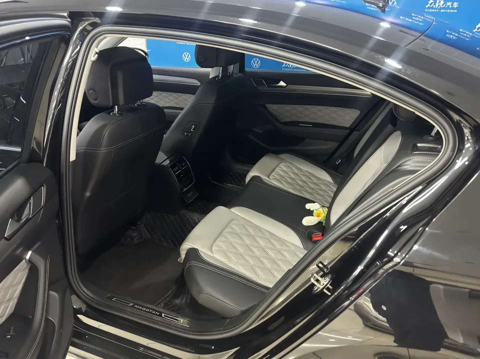 Volkswagen Magotan Magotan 2023 2 million commemorative edition 330TSI DSG luxury model 2024 — миниатюра 4