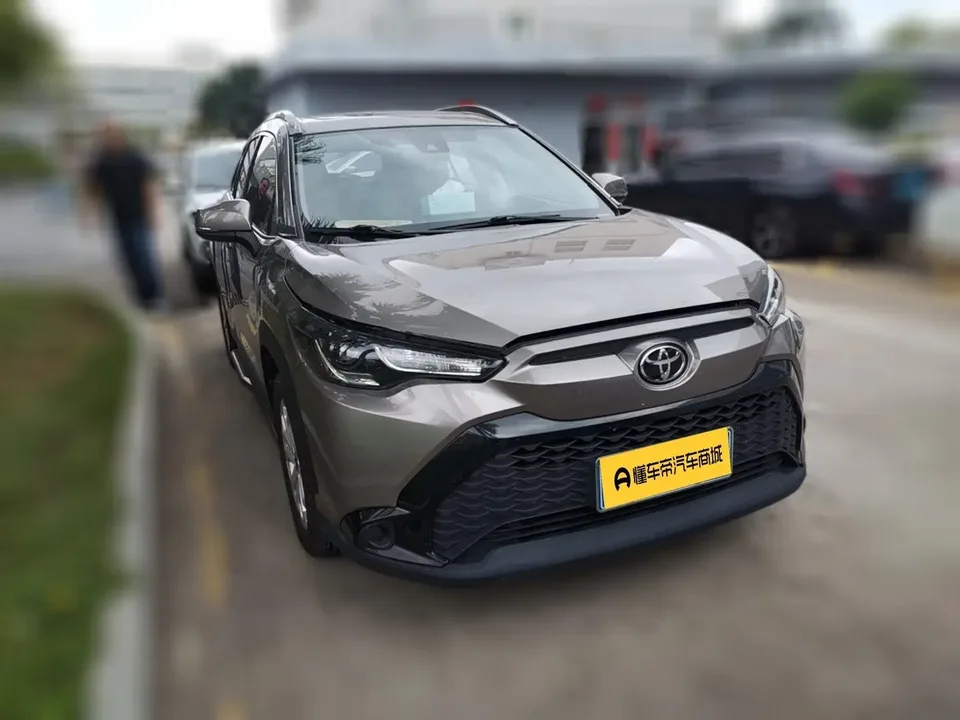 Toyota Frontlander 2.0L CVT Leading Edition 2022 — миниатюра 3