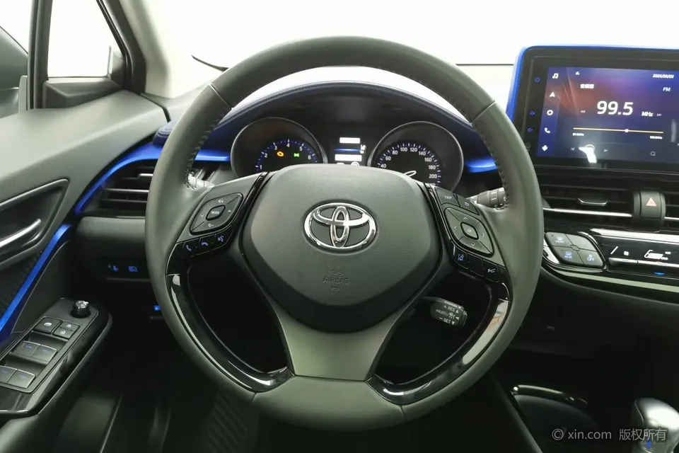 Toyota C-HR 2.0L Luxury Edition 2022 — миниатюра 3