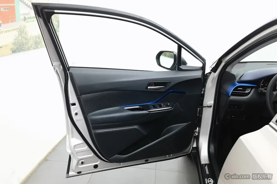 Toyota C-HR 2.0L Luxury Edition 2022 — миниатюра 4