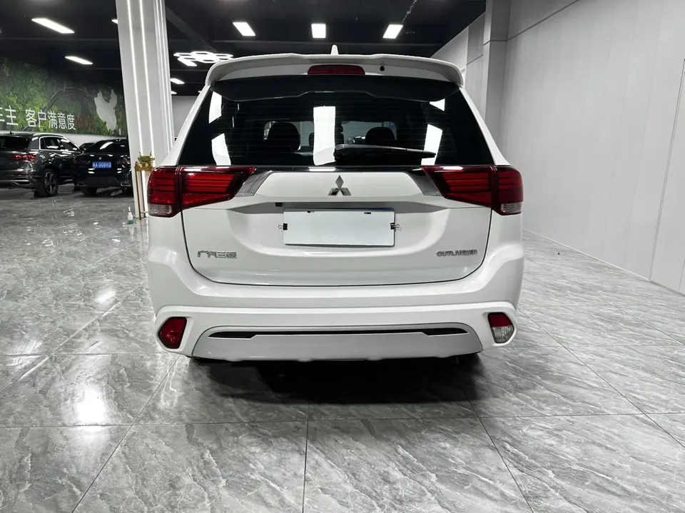 Mitsubishi Outlander facelift 2.0L 2WD 5-seater 2023 — миниатюра 2