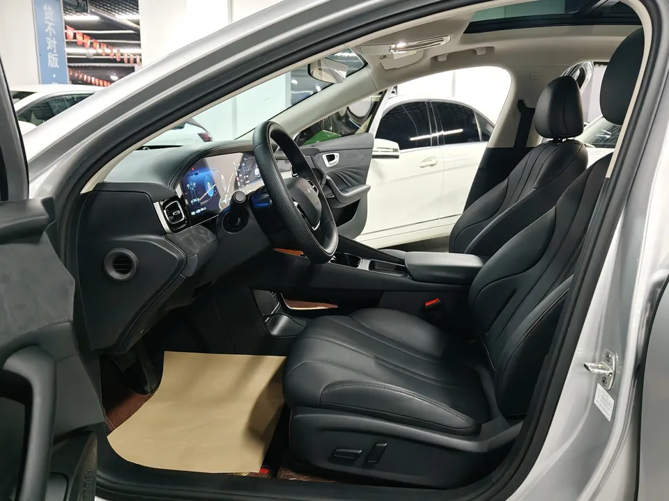 Roewe D7 DMH Roewe D7 DMH 2025 125 World Champion Excellence Edition 2025 — миниатюра 3