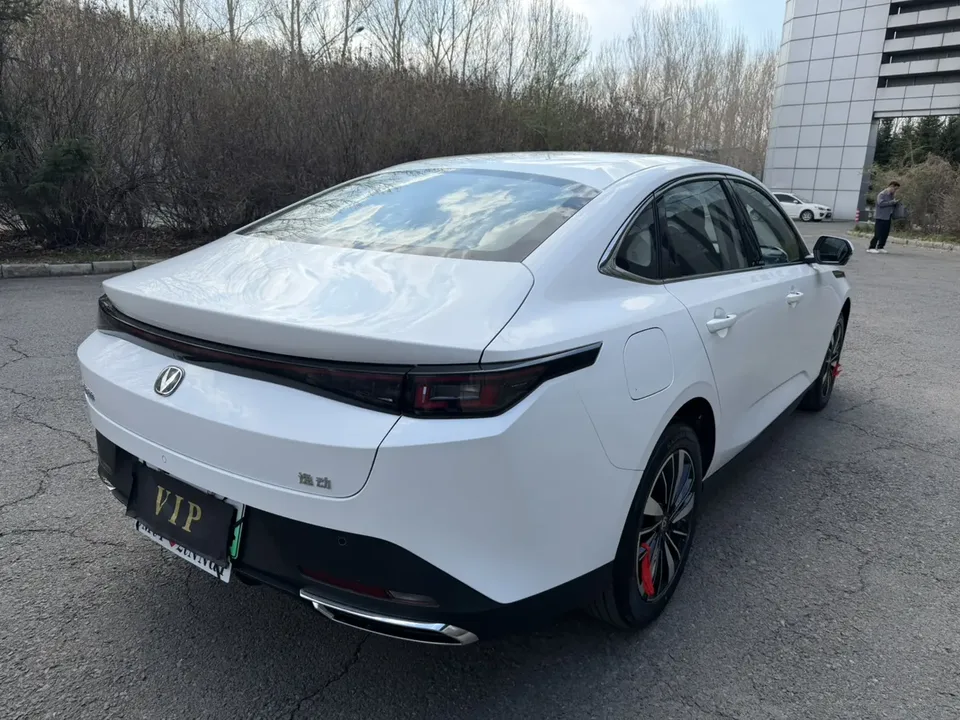 Changan Eado PHEV Smart New Blue Whale 145KM Battleship Edition 2025 — миниатюра 4