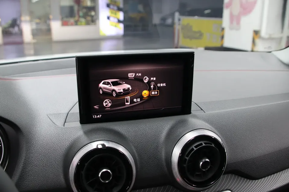 Audi Q2L Audi Q2L 2022 35 TFSI aggressive and dynamic model 2023 — миниатюра 3