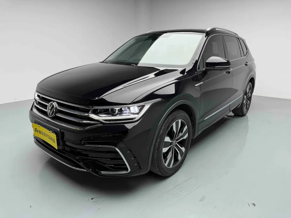 Volkswagen Tiguan L Tiguan L 2023 330TSI 2WD R-Line Enjoy Edition 2022 — фото 1, купить с доставкой в Москву