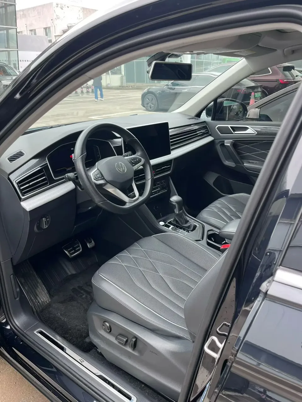 Volkswagen Tiguan L Tiguan L 2024 330TSI 2WD R-Line Enjoy Edition 2024 — миниатюра 2
