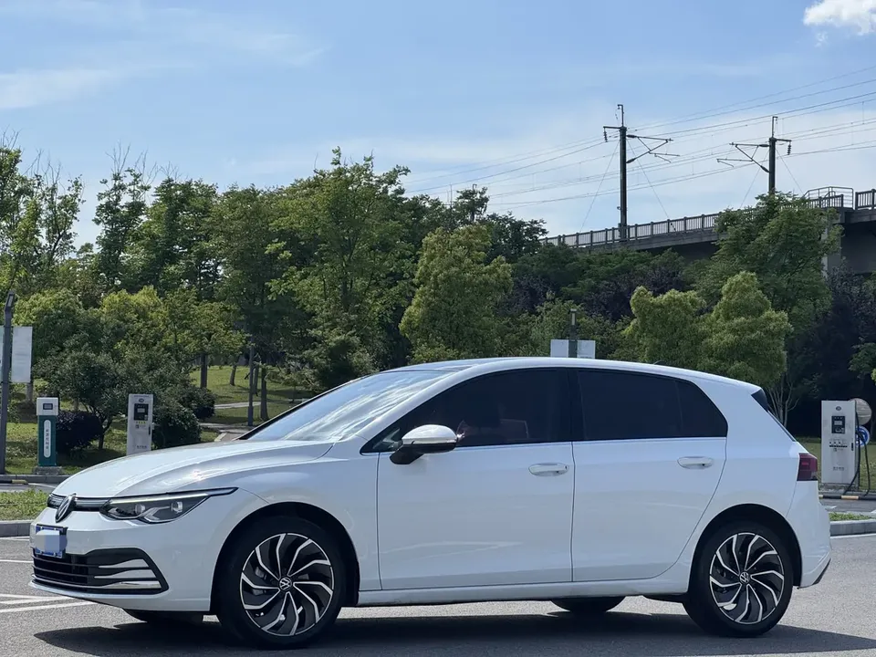 Volkswagen Golf facelift 280TSI DSG Pro 2023 — фото 1, купить с доставкой в Москву