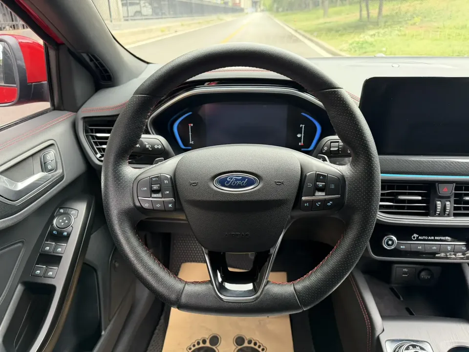 Ford Focus Focus Focus 2021 sedan EcoBoost 180 automatic ST Line 2022 — thumbnail 4