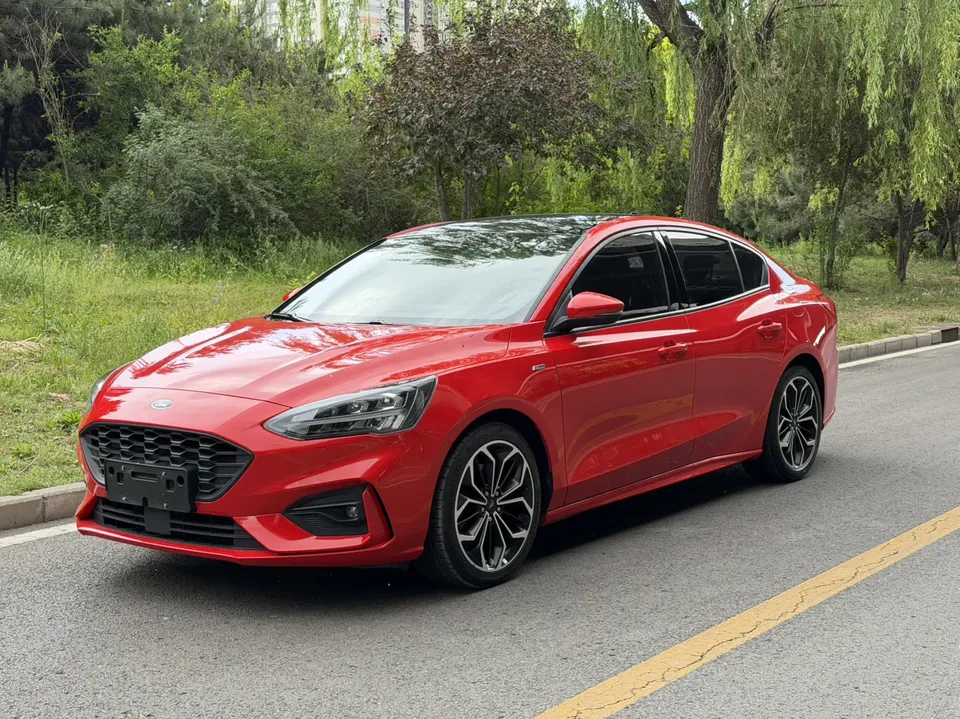 Ford Focus Focus Focus 2021 sedan EcoBoost 180 automatic ST Line 2022 — photo 1, buy with delivery to Moscow