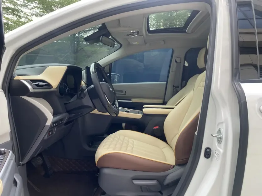 Toyota Granvia Gravia 2023 Intelligent Electric Hybrid 2.5L Comfort Edition 2024 — thumbnail 3