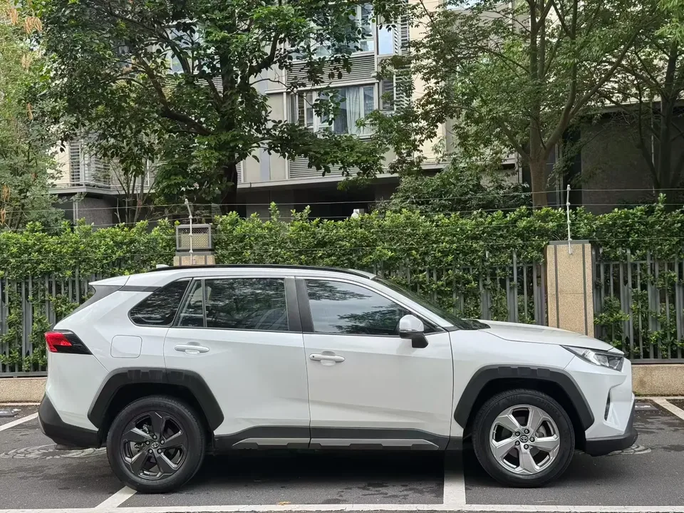Toyota RAV4 2.0L CVT 4WD Fashion Edition 2023 — миниатюра 2