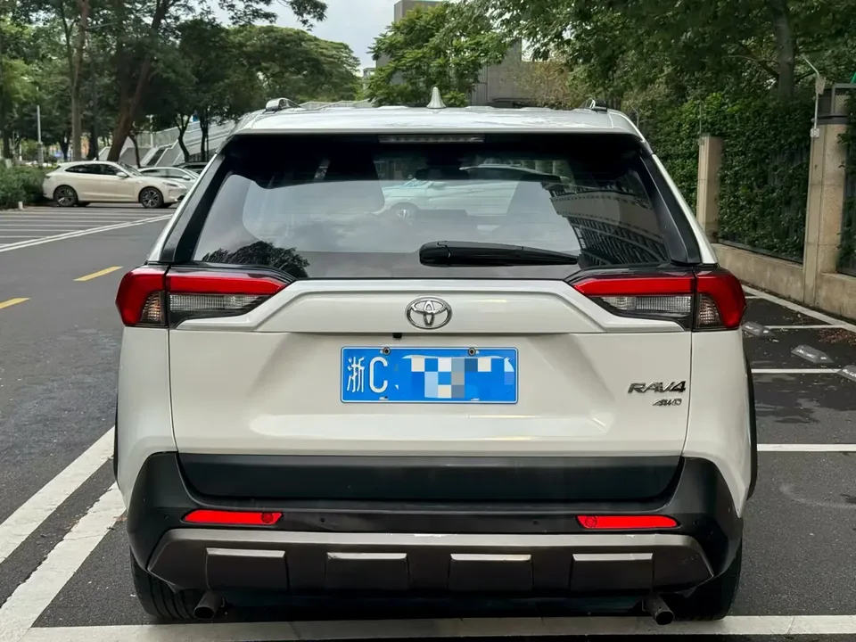 Toyota RAV4 2.0L CVT 4WD Fashion Edition 2023 — миниатюра 4