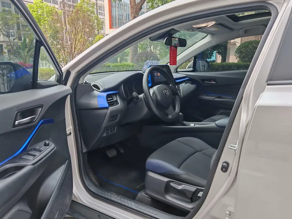 Toyota C-HR 2.0L Comfort Edition 2023 — миниатюра 5