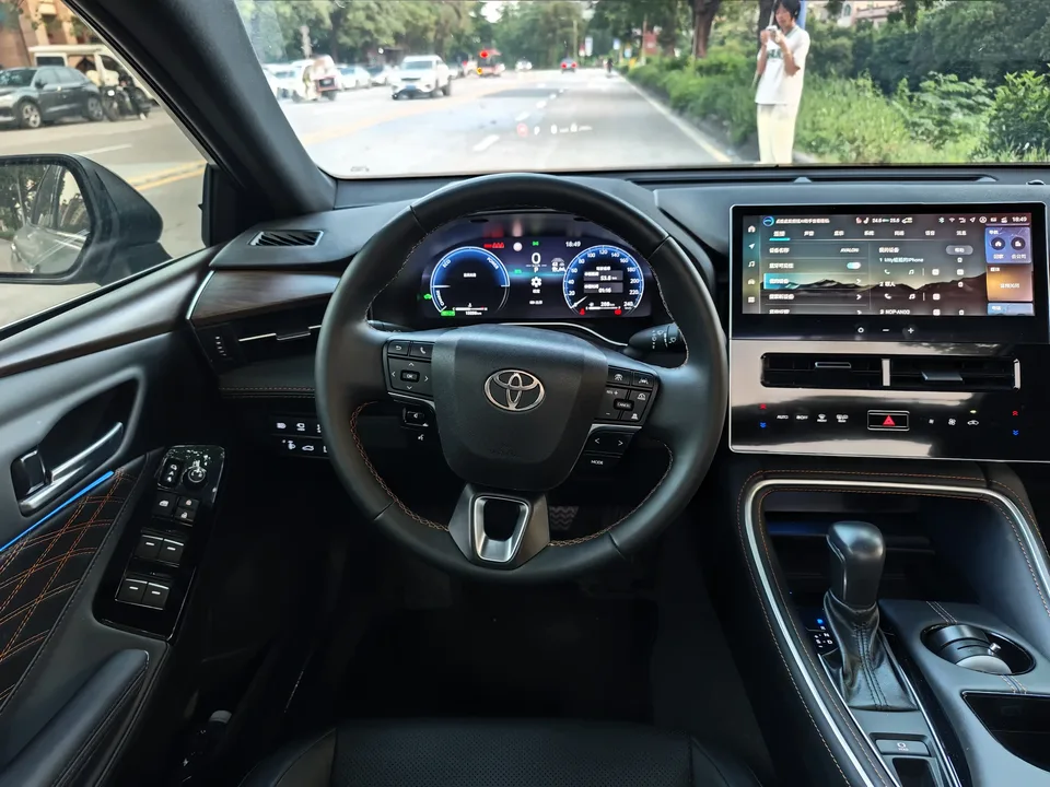 Toyota Avalon Intelligent Electric Hybrid 2.0L E-CVT Premium Edition 2024 — миниатюра 3