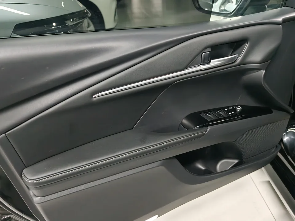 Toyota Camry Hybrid 2.0HE Elite Edition 2024 — миниатюра 2