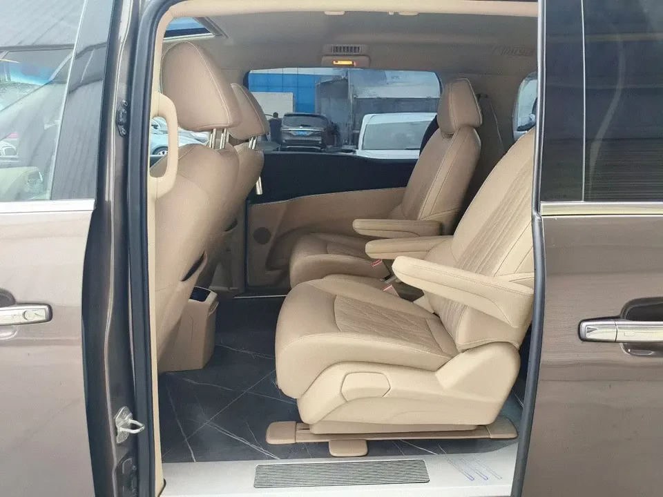 Buick GL8 Land Business Class 2.0T Luxury Edition 2023 — миниатюра 3