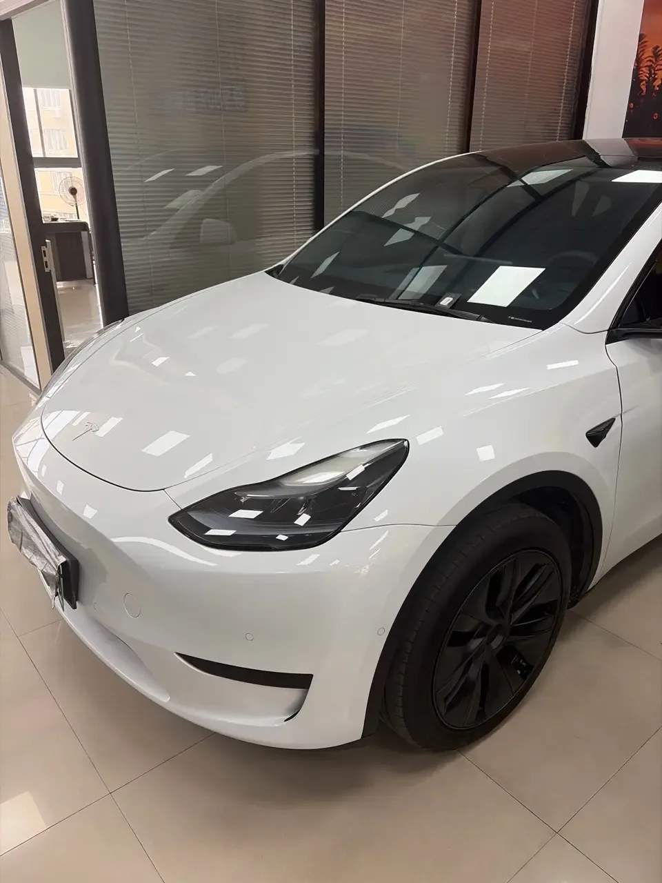 Tesla Model Y rear-wheel drive version 2024 — миниатюра 2