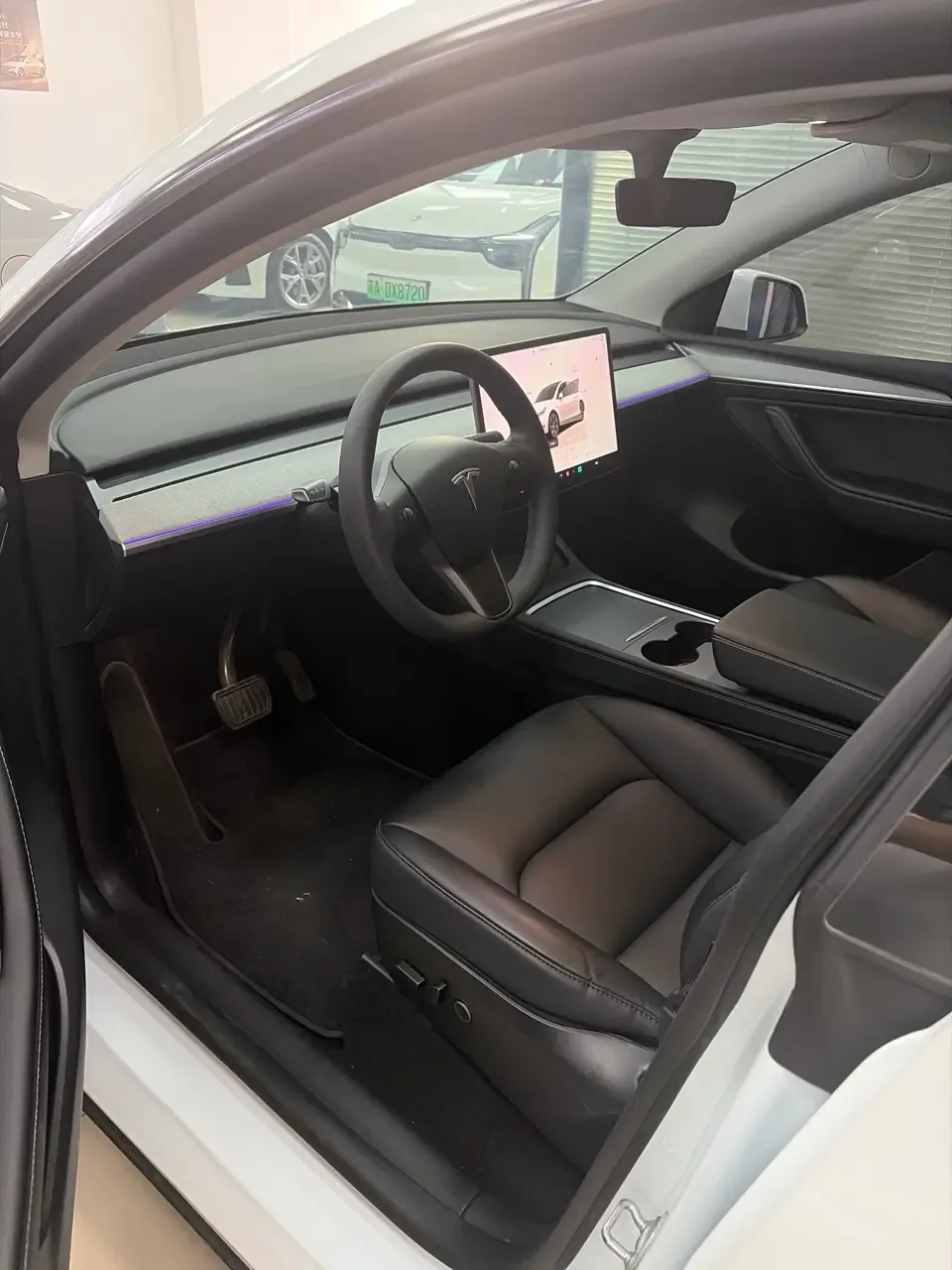 Tesla Model Y rear-wheel drive version 2024 — миниатюра 3