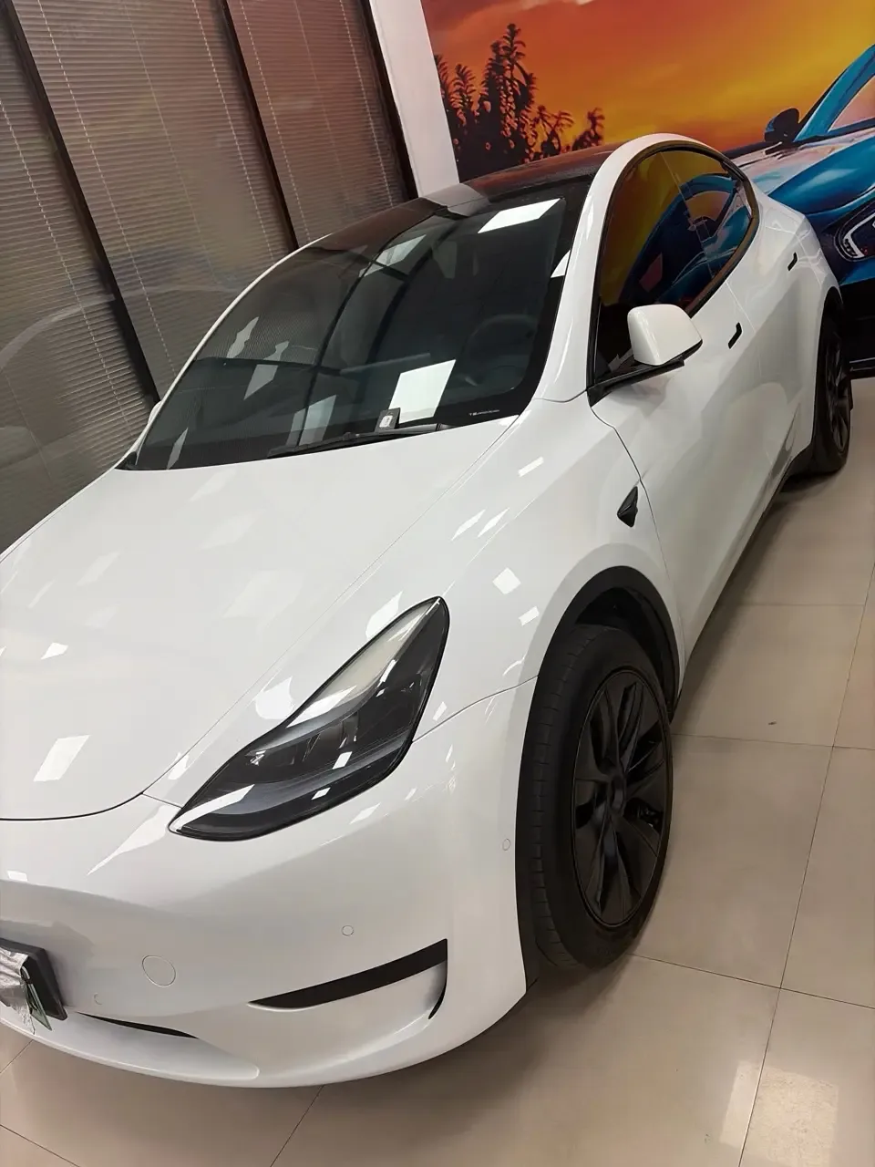 Tesla Model Y rear-wheel drive version 2024 — миниатюра 4