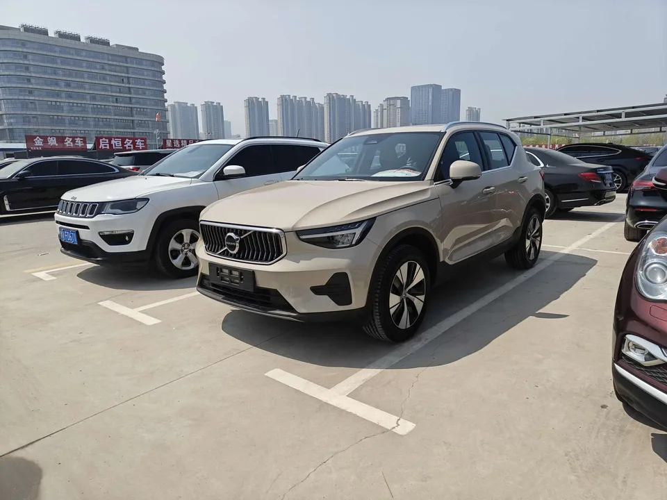 Volvo XC40 2025