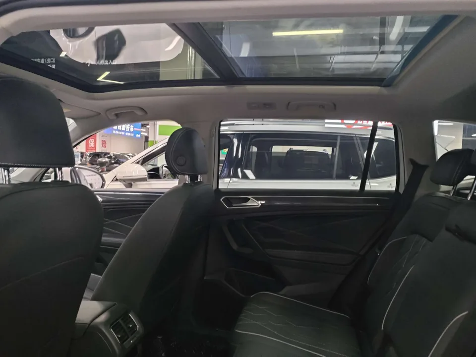 Volkswagen Tiguan L Tiguan L 2022 330TSI Automatic 2WD R-Line Enjoy Edition 2022 — миниатюра 4