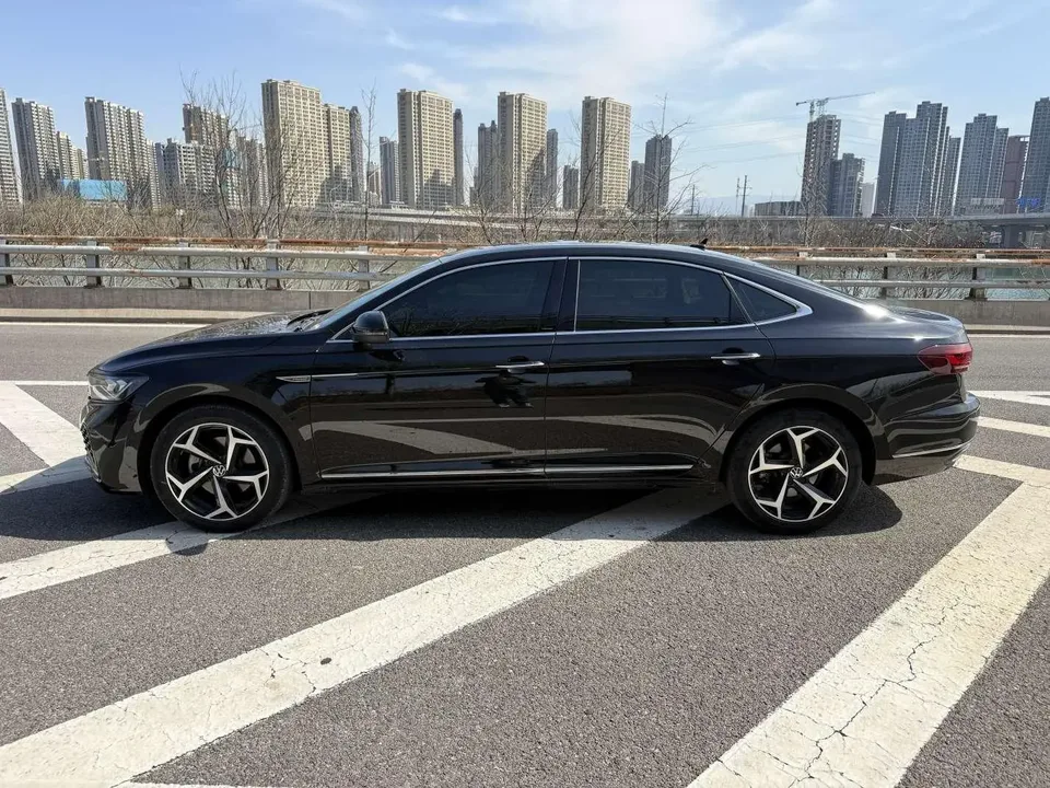Volkswagen Passat facelift 330TSI Star Elite Edition 2023 — миниатюра 4