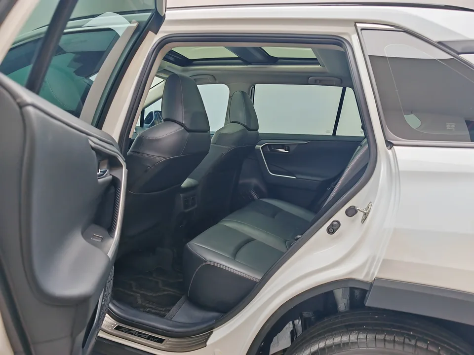 Toyota RAV4 2.0L CVT 2WD 20th Anniversary Platinum Edition 2023 — миниатюра 3