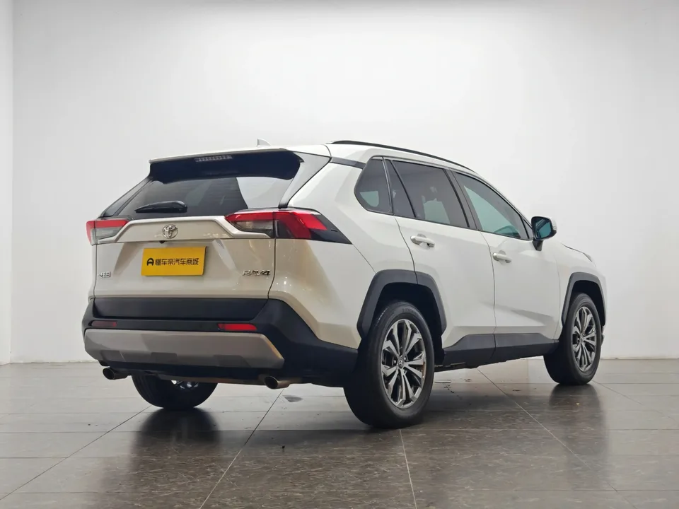 Toyota RAV4 2.0L CVT 2WD 20th Anniversary Platinum Edition 2023 — миниатюра 4