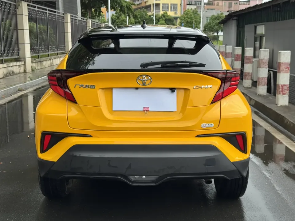 Toyota C-HR 2.0L Luxury Edition 2022 — миниатюра 2