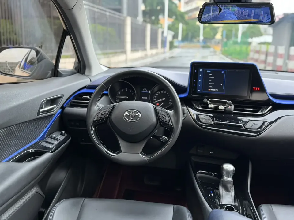 Toyota C-HR 2.0L Luxury Edition 2022 — миниатюра 3