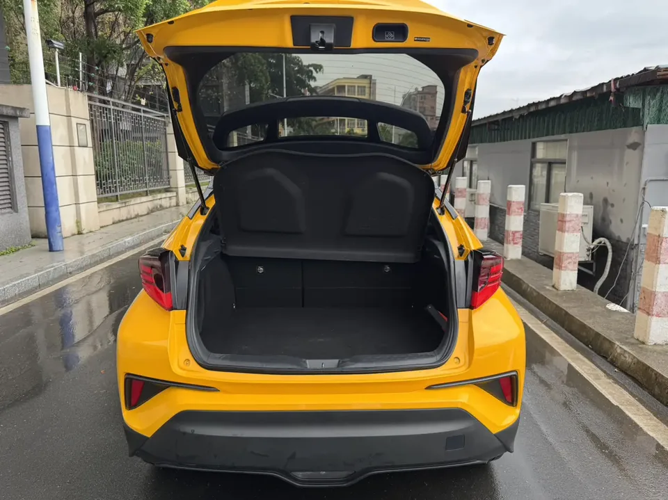 Toyota C-HR 2.0L Luxury Edition 2022 — миниатюра 4