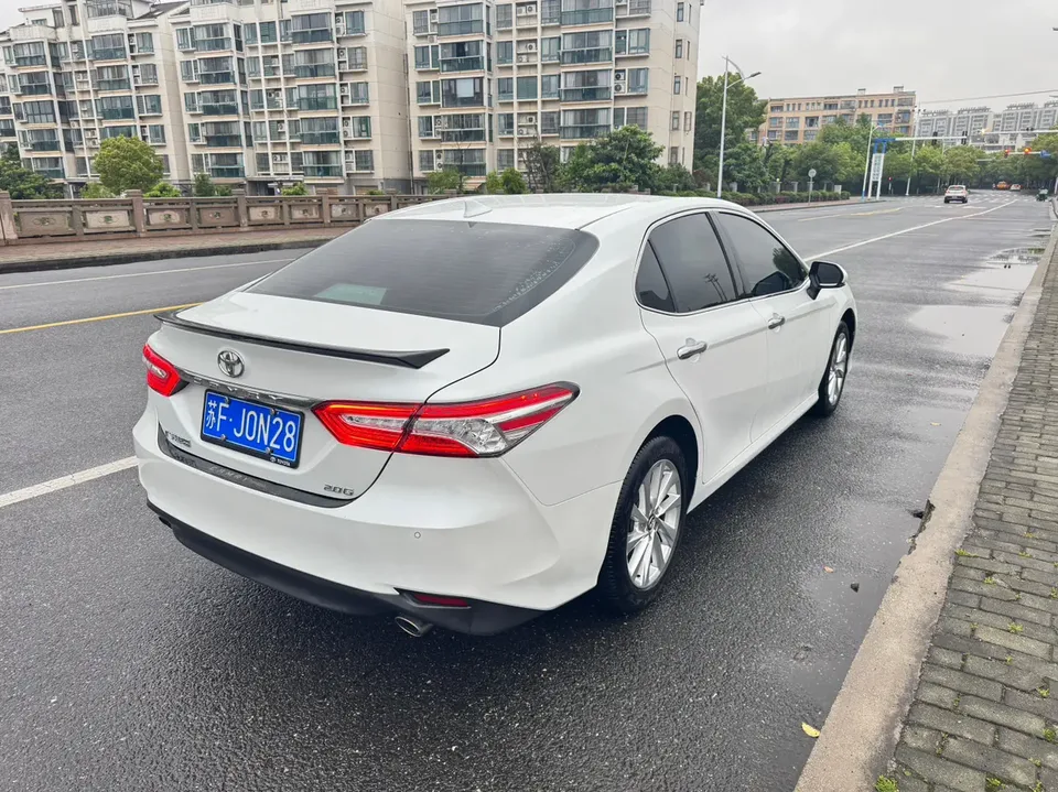 Toyota Camry 2.0G Deluxe Edition 2022 — миниатюра 2