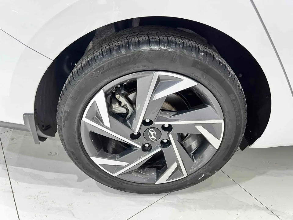 Hyundai Elantra 1.5L CVT LUX Premium Edition 2024 — миниатюра 3