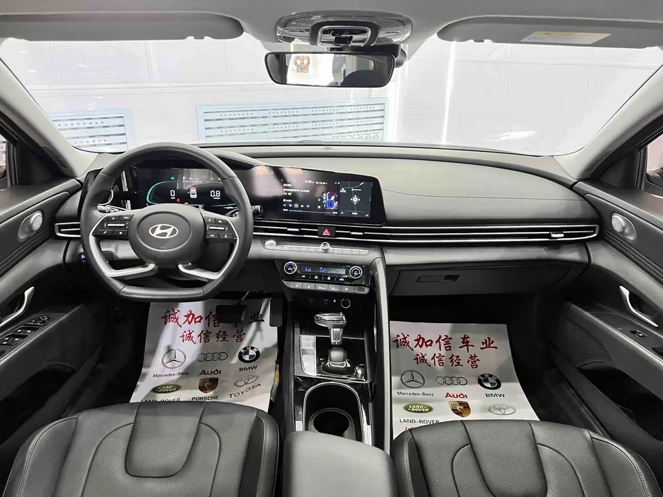 Hyundai Elantra 1.5L CVT LUX Premium Edition 2024 — миниатюра 4